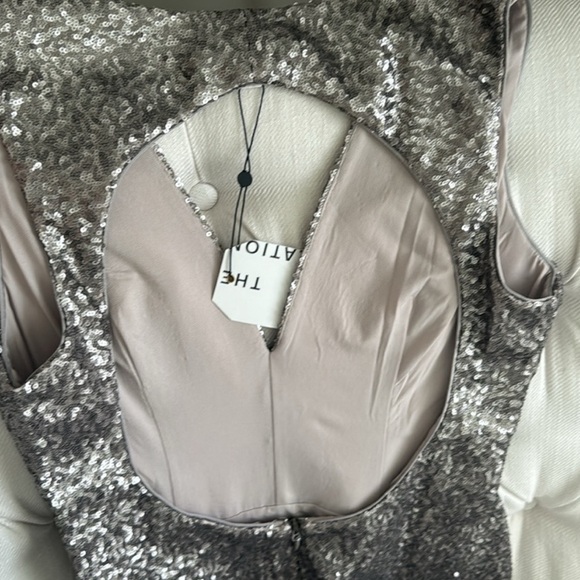 DRESS THE POPULATION Aylin Sequin Metallic Silver MIDI Dress NEW - Picture 3 of 7